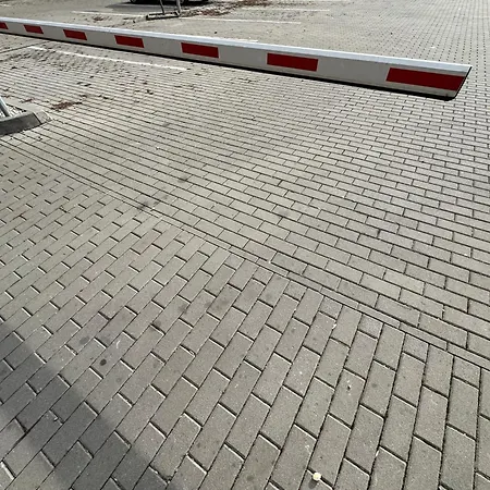 So Sukromnym Parkingom *